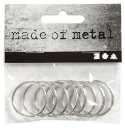 Metallischer Schlüsselring, offen und rund. Glänzende Oberfläche, einfaches Design.