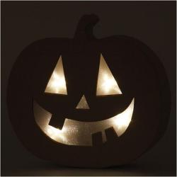 Papp-Halloweenkürbis mit lächelndem Gesicht. Die Augen und der Mund sind ausgeschnitten.