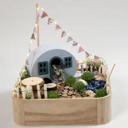 Holzspielzeug in Form eines Wohnwagens. Runde Form, zwei Fenster und eine Tür. Auf Rädern, unbemalt.
