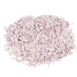 Haufen von kleinen, unregelmäßigen, farbigen Scherben in Rosa und Weiß. Die Stücke sind dünn und variieren in der Form.