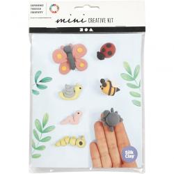 Kreativset mit bunten Figuren aus Silk Clay. Enthält Schmetterling, Marienkäfer, Biene, Schnecke, Wurm, Raupe und Spinne. Figuren sind auf einer Hand abgebildet.