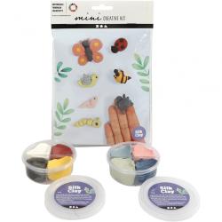 Kreativset mit bunten Figuren aus Silk Clay. Enthält Schmetterling, Marienkäfer, Biene, Schnecke, Wurm, Raupe und Spinne. Figuren sind auf einer Hand abgebildet.