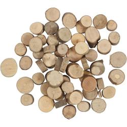Eine Ansammlung von kleinen Holzscheiben in verschiedenen Größen. Die Oberfläche ist hell und glatt.