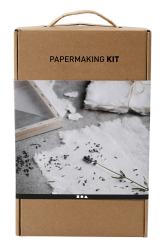 Papiermach-Kit in einem braunen Karton. Auf der Vorderseite sind Papiere und Lavendelblüten abgebildet.