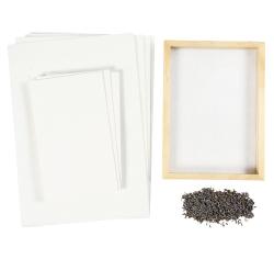 Papiermach-Kit in einem braunen Karton. Auf der Vorderseite sind Papiere und Lavendelblüten abgebildet.