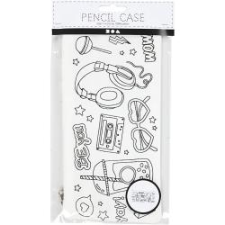 weiße Federtasche mit schwarz-weißen Zeichnungen. Motive: Getränk, Kassettenrekorder, Kopfhörer, Herzbrille, Diamant, Sterne, Sprüche 'BE you', 'yay!', 'WOW!'.