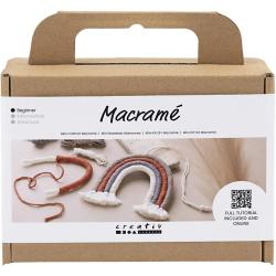Kartonverpackung für ein Macramee Bastelset. Enthält verschiedene farbige Makramee-Elemente.