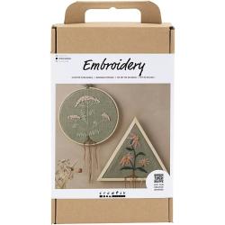 Bastelset für Stickerei mit zwei Rahmen. Enthält florale Motive auf grünem Hintergrund.