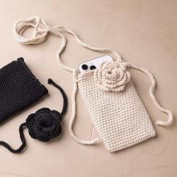 Kreativset zum Häkeln. Enthält zwei Taschen: eine schwarze und eine beige mit einer Blume. Verpackt in einem braunen Karton mit Tragegriff.