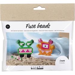 Mini Bastelset mit Bügelperlen. Zwei bunte Monsterfiguren. Eine Figur grün mit rosa Mund, die andere orange mit bunten Pompons.