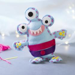 Nähset für ein Monster aus buntem Filz. Enthält Augen und einen Mund aus verschiedenen Materialien.