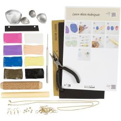 Starter Kit für Schmuckherstellung. Enthält verschiedene Schmuckteile aus Modelliermasse.