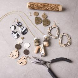 Starter Kit für Schmuckherstellung. Enthält verschiedene Schmuckteile aus Modelliermasse.