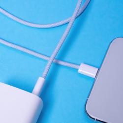 USB-C-Kabel mit zwei Enden. Helle blaue Farbe, geflochtenes Material. Stecker sind silberfarben.