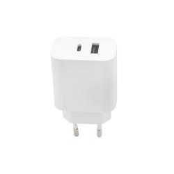Weißes Ladegerät mit zwei Anschlüssen. Ein USB-A und ein USB-C Anschluss.