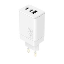 Weißes Ladegerät mit zwei USB-C und einem USB-A Anschluss. Es hat eine Leistung von 65 Watt.
