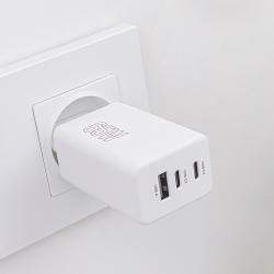Weißes Ladegerät mit zwei USB-C und einem USB-A Anschluss. Es hat eine Leistung von 65 Watt.