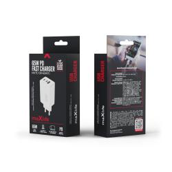 Weißes Ladegerät mit zwei USB-C und einem USB-A Anschluss. Es hat eine Leistung von 65 Watt.