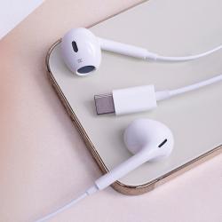 weiße Ohrhörer mit runden Ohrstücken. Kabel mit Lautstärkeregler. Schlichtes Design.