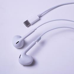 weiße Ohrhörer mit runden Ohrstücken. Kabel mit Lautstärkeregler. Schlichtes Design.