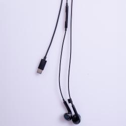 Schwarze Ohrhörer mit einem flachen Kabel. Die Ohrteile sind ergonomisch geformt.