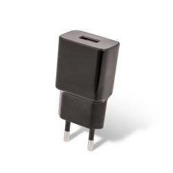 Schwarzer USB-Ladeadapter mit zwei Steckern. Kompakt und schlicht im Design.