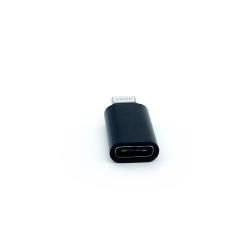 schwarzer Adapter mit einem Lightning-Anschluss. Kompakt und rechteckig. Oberfläche glänzend.