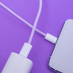 Lila USB-C Kabel mit zwei Anschlüssen. Der Kabelmantel ist geflochten.