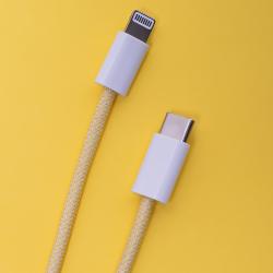 Ladekabel mit einem Lightning- und einem USB-C-Anschluss. Die Ummantelung ist in hellem Gelb.