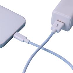 USB-Kabel mit einem Lightning-Anschluss und einem USB-Stecker. Der Kabelmantel ist aus geflochtenem Material.