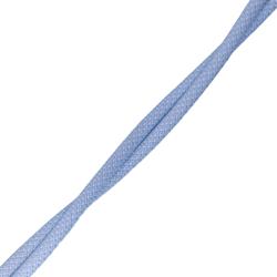 USB-Kabel mit einem Lightning-Anschluss und einem USB-Stecker. Der Kabelmantel ist aus geflochtenem Material.