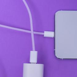 Lila USB-C Kabel mit zwei gleichartigen Anschlüssen. Geflochtene Oberfläche.