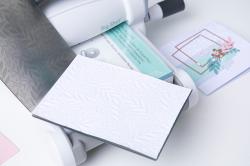 Stanzmaschine mit buntem Papier und Stanzformen. Zubehör für Bastelarbeiten.