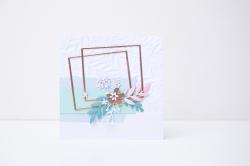 Stanzmaschine mit buntem Papier und Stanzformen. Zubehör für Bastelarbeiten.