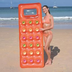 Frau in orangefarbenem Bikini steht zwischen zwei aufblasbaren Liegen. Eine Liege ist orange, die andere blau.
