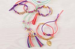 Verpackung für ein Schmuckset mit Armbändern. Enthält bunte Materialien und eine Anleitung.