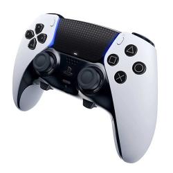 PlayStation 5 Controller in schwarz und weiß. Hat zwei Analog-Sticks und mehrere Tasten.