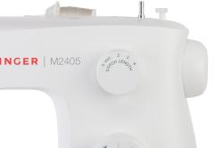 weiße Nähmaschine von Singer, Modell M2405. Drehknöpfe für Stichlänge und -art. Nähfuß sichtbar, einfache Bedienung.