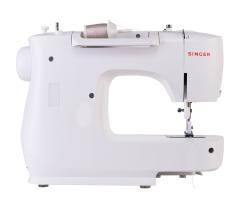 weiße Nähmaschine von Singer, Modell M2405. Drehknöpfe für Stichlänge und -art. Nähfuß sichtbar, einfache Bedienung.