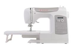 Nähmaschine in Weiß mit grauen Akzenten. Digitales Display und verschiedene Stichmuster.
