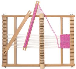 Webrahmen aus Holz. Zwei Webschiffchen, eine pinke Schnur, ein kleines gewebtes Stück in pink. Struktur ist einfach und funktional.