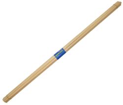 Vier lange, helle Holzstäbe. Sie sind zusammengebunden und haben eine blaue Beschriftung.