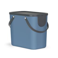 blauer rechteckiger Eimer mit schwarzem Deckel. Zwei seitliche Griffe. Glatte Oberfläche.