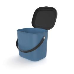Blauer quadratischer Eimer mit schwarzem Deckel. Hat einen schwarzen Griff.