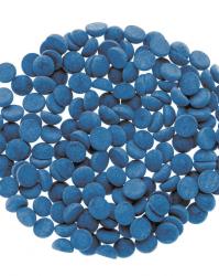 Viele kleine, runde, blaue Tabletten. Sie sind gleichmäßig verteilt auf einem weißen Hintergrund.