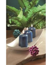 Viele kleine, runde, blaue Tabletten. Sie sind gleichmäßig verteilt auf einem weißen Hintergrund.