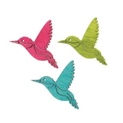 Drei bunte Holzvögel in Form von Kolibris. Farben: pink, grün und blau.