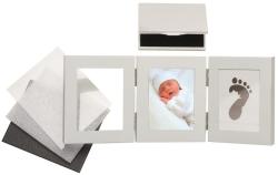 Baby Hand- und Fußabdruck Kreativ-Set in einem weißen Rahmen. Enthält Platz für Fotos und Abdrucke.