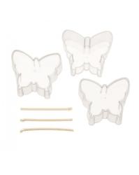 Drei transparente Ausstechformen in Schmetterlingsform. Dazu drei dünne Holzstäbchen.