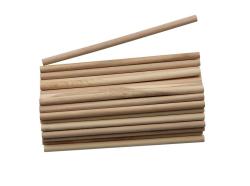 Eine Ansammlung von Holzstäben in verschiedenen Längen. Die Stäbe sind hell und glatt.